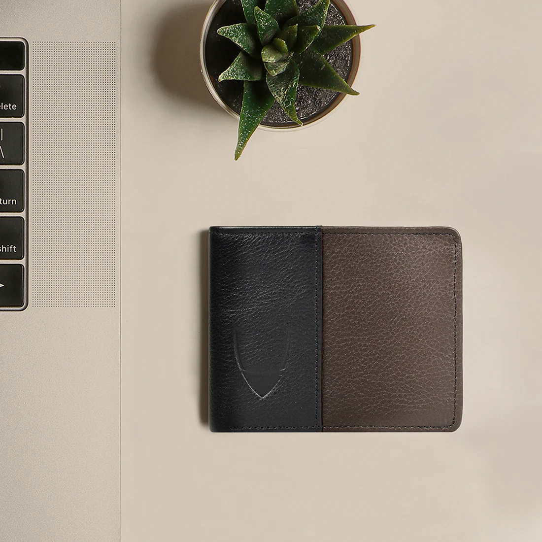 382-490 Black Leather Bi-Fold Wallet - Image 2