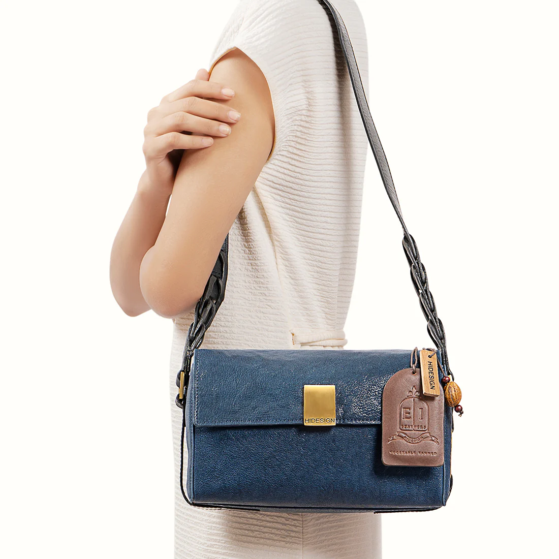 Conscious 01 M Leather Shoulder Bag - Image 2