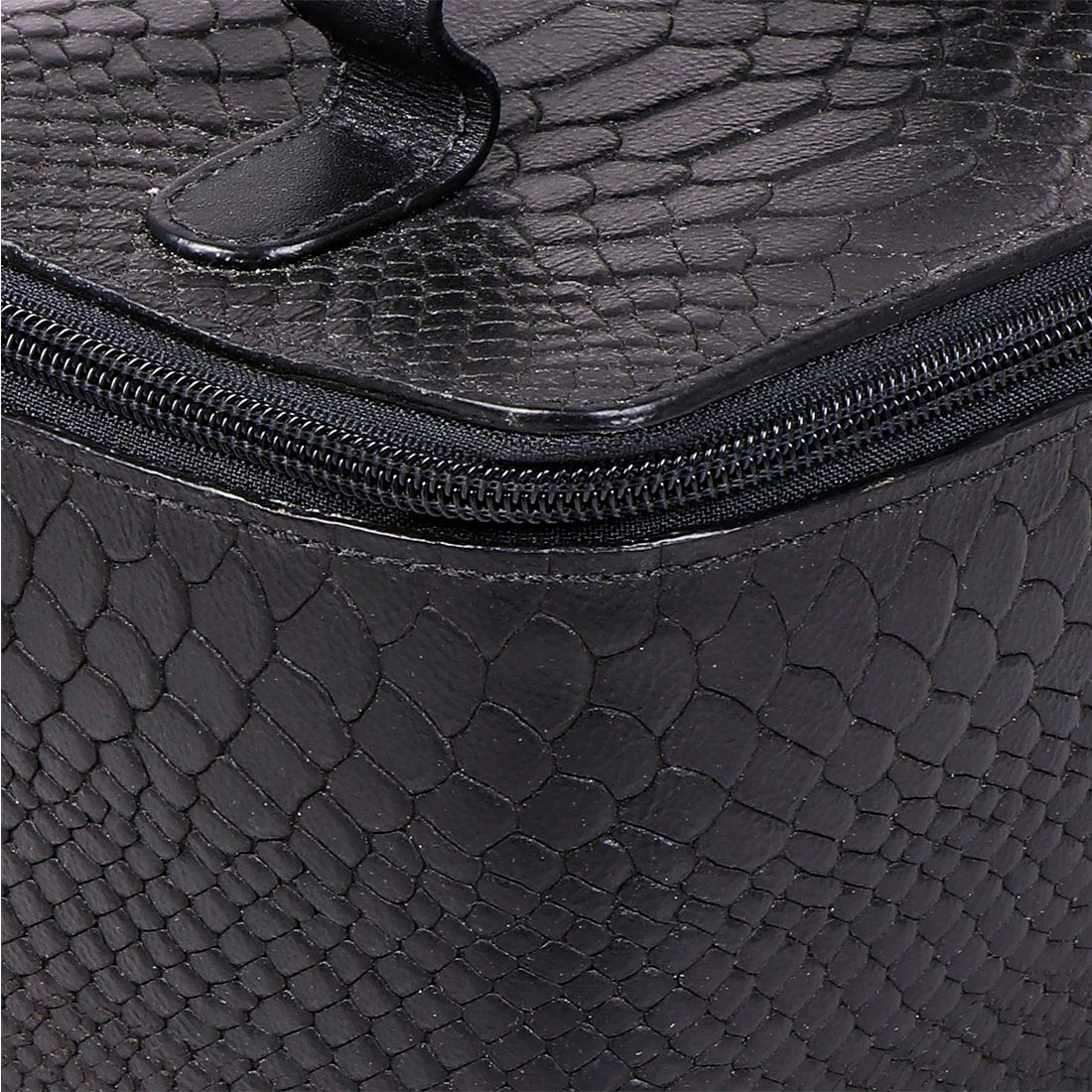 Eve 01 Black Leather Wash Bag - Image 3